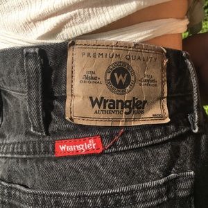 VINTAGE black Wrangler shorts 😍